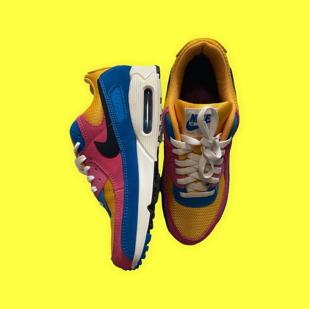Nike Air Max 90 Suede sneakers in multi

Men’s US 8.5. Women’s US 10